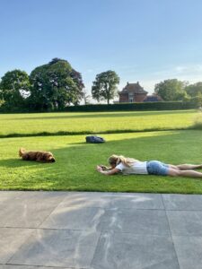 Linda Vaneker fotografeert een hond in gorssel