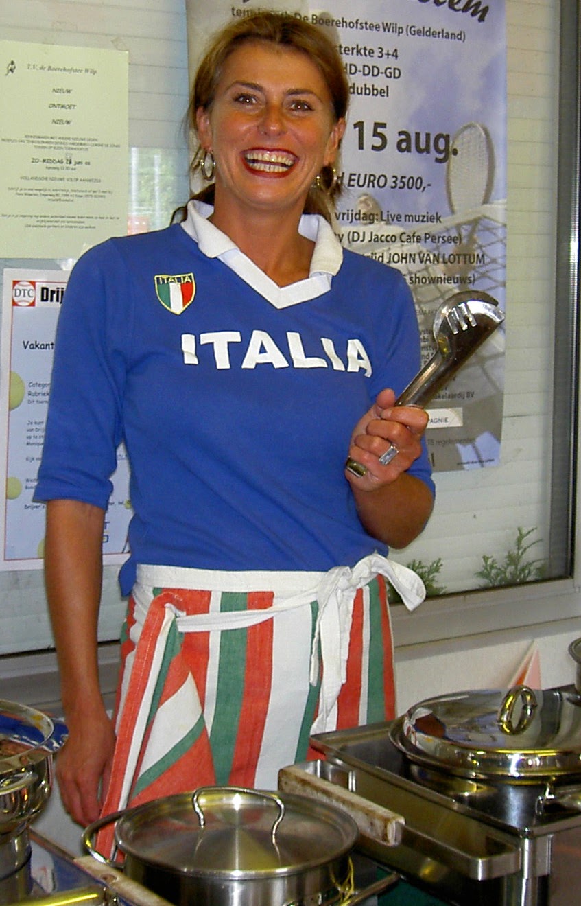 Linda Vaneker in een blauw Italië-shirt, oprichter van Pastasite.nl