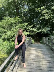 Linda Vaneker op de blote voetjes