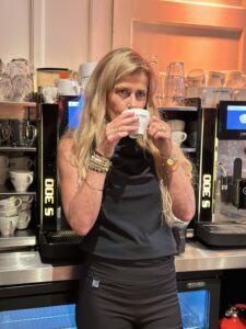 Linda-Vaneker-drinkt-koffie