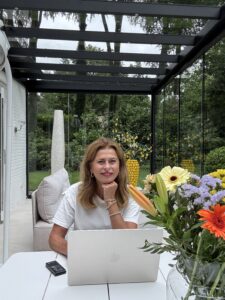 AI voor zzp'ers - Linda Vaneker werkt met laptop in de tuin