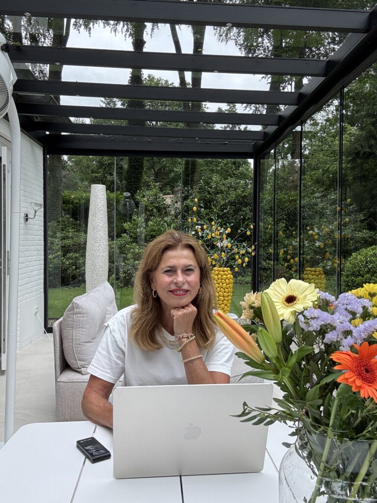 AI voor zzp'ers - Linda Vaneker werkt met laptop in de tuin