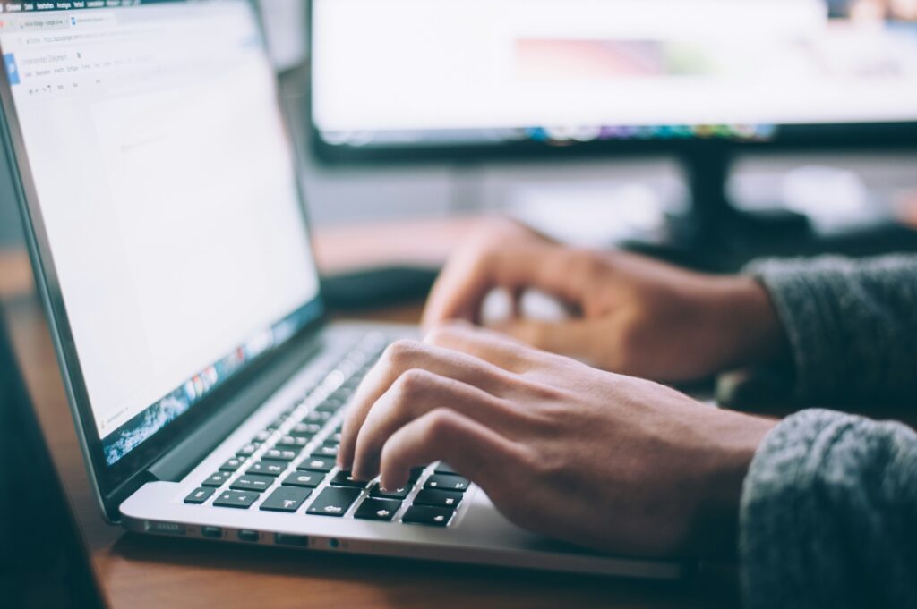 ondernemer stuurt e-mail om klanten terug te winnen