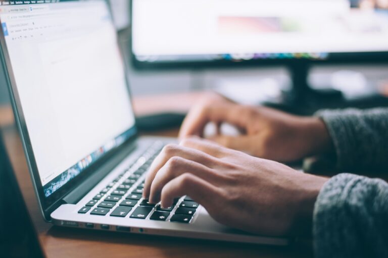 ondernemer stuurt e-mail om klanten terug te winnen