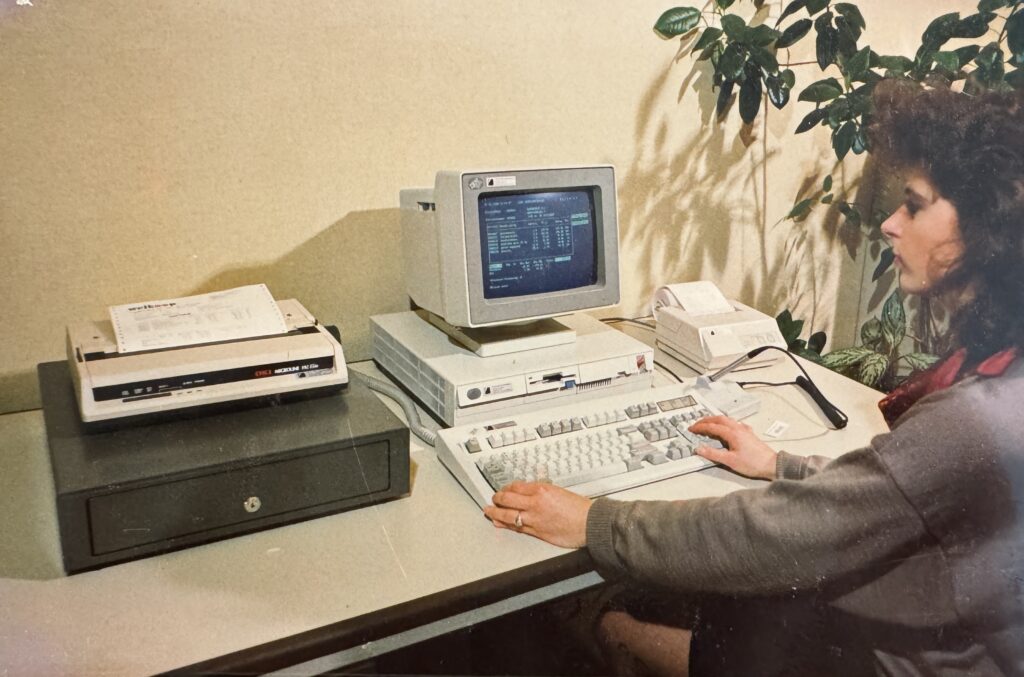 Linda Vaneker achter haar eerste IBM computer, een PS/2, als secretaresse bij LARC in Deventer, eind jaren 80