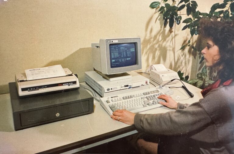 Linda Vaneker achter haar eerste IBM computer, een PS/2, als secretaresse bij LARC in Deventer, eind jaren 80